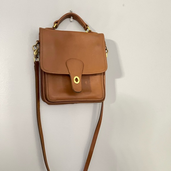 Coach Handbags - Vintage coach station bag in British tan